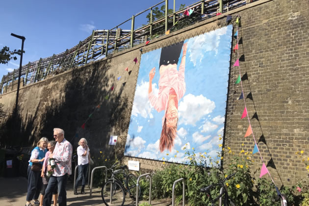 Sally Gatie’s 'Sky' unveiled as new artwork on Turnham Green Terrace