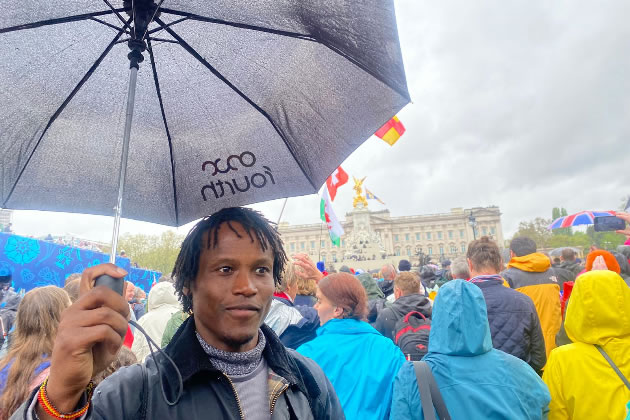 Waiting in the rain outside the Palace 